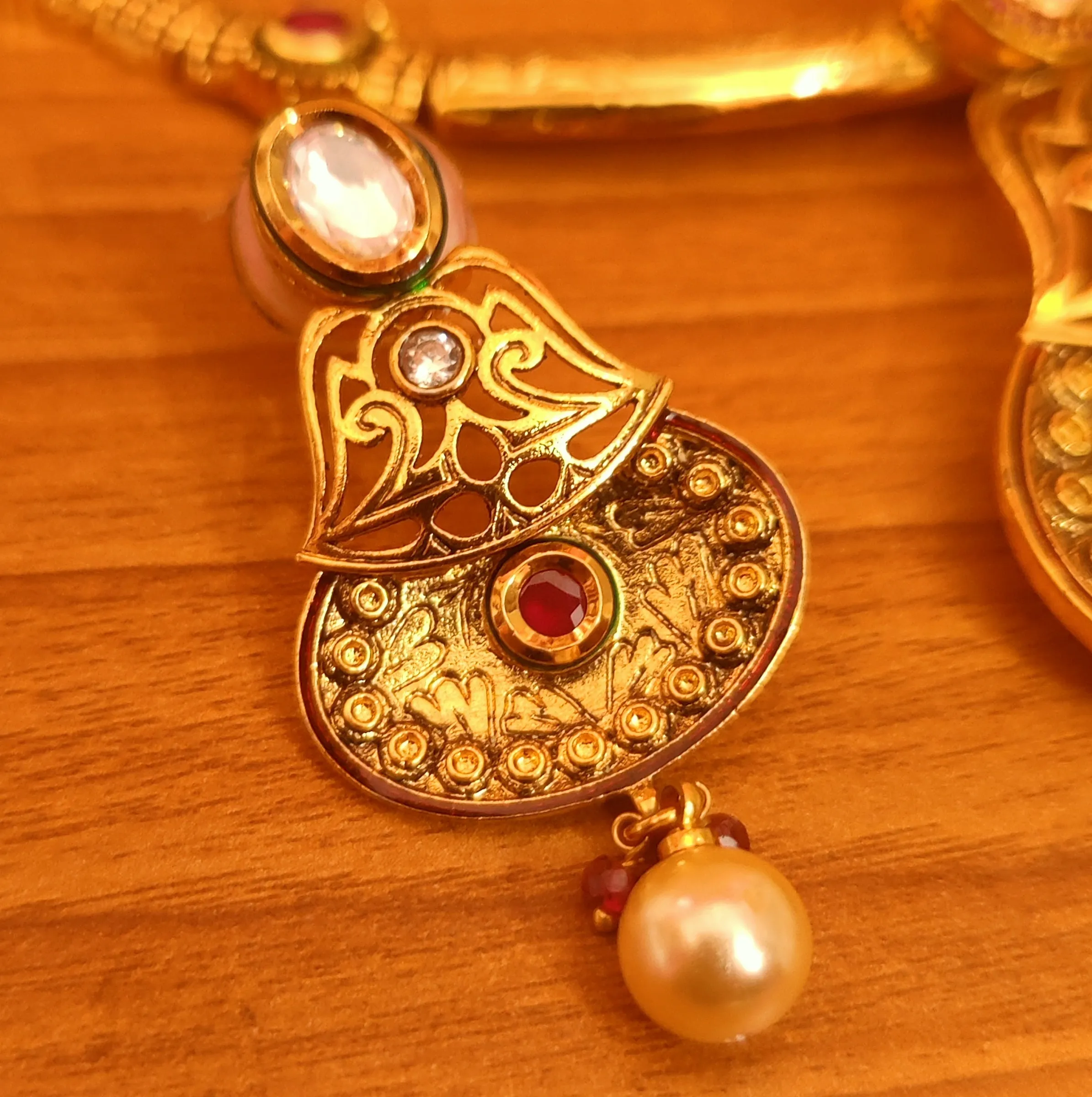 ANTIQUE GOLD LOOK RUBY STUDDED HASLI NECKLACE SET