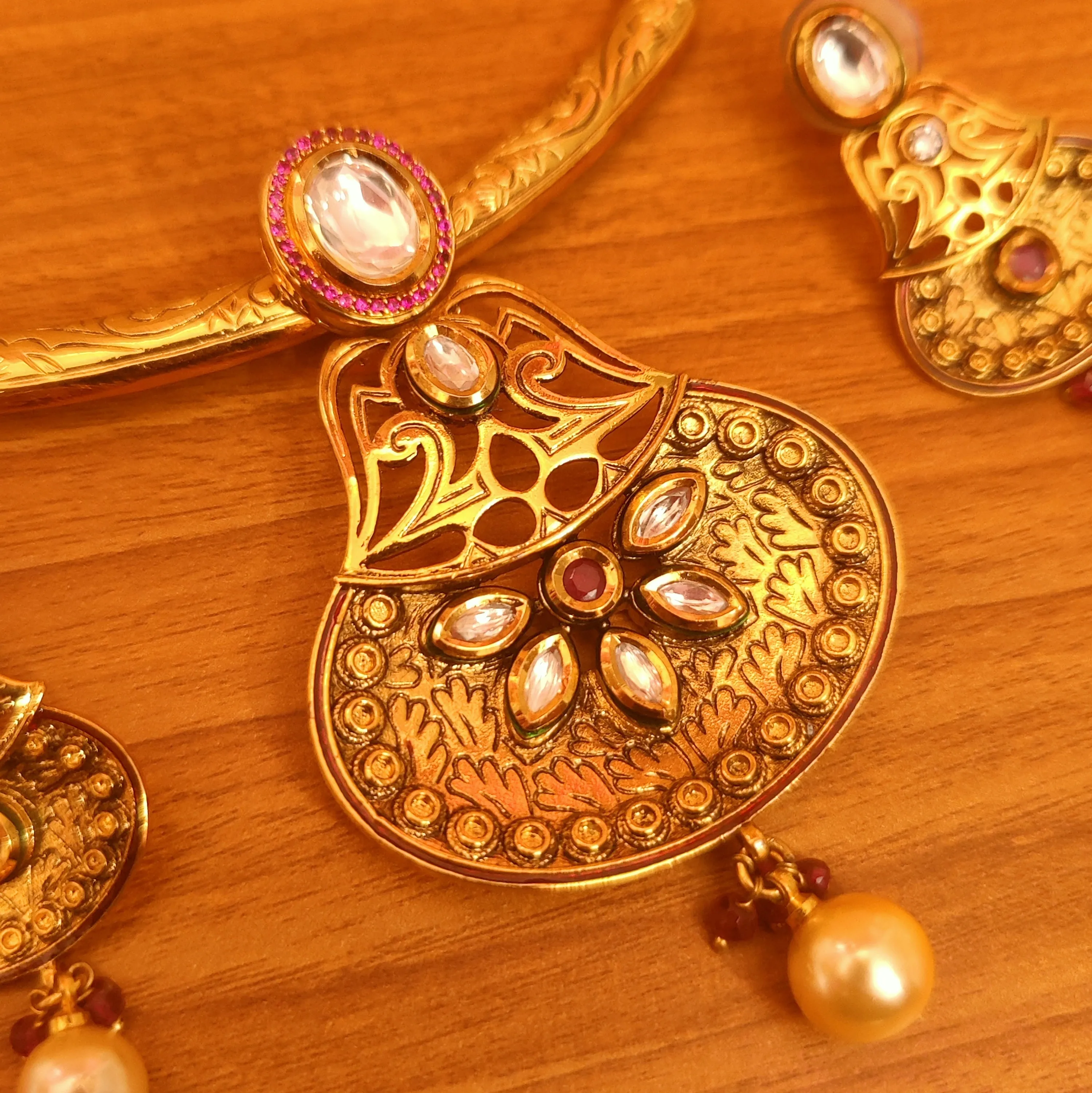 ANTIQUE GOLD LOOK RUBY STUDDED HASLI NECKLACE SET