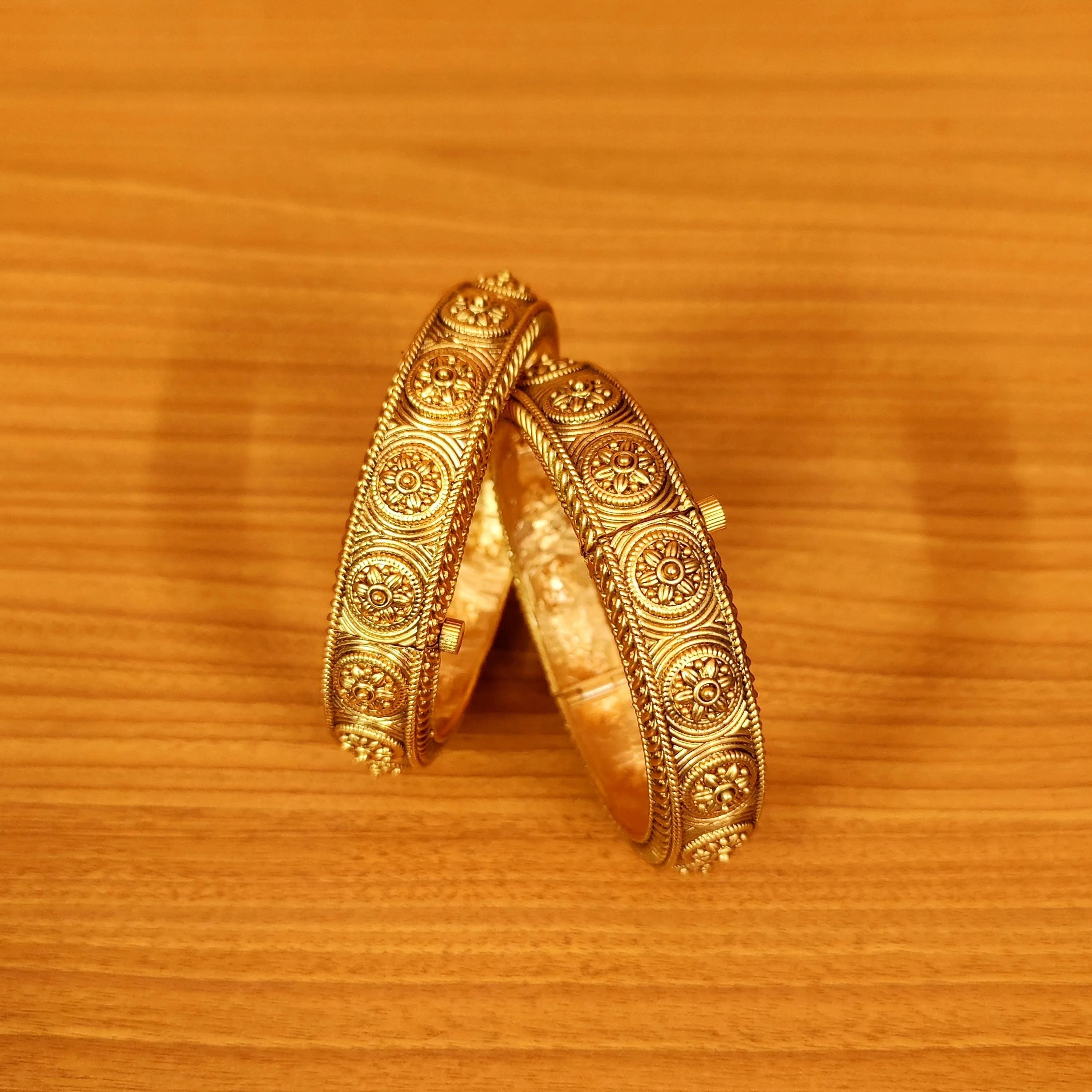 ANTIQUE GOLD PLATED REAL LOOK OPENABLE BANGLES