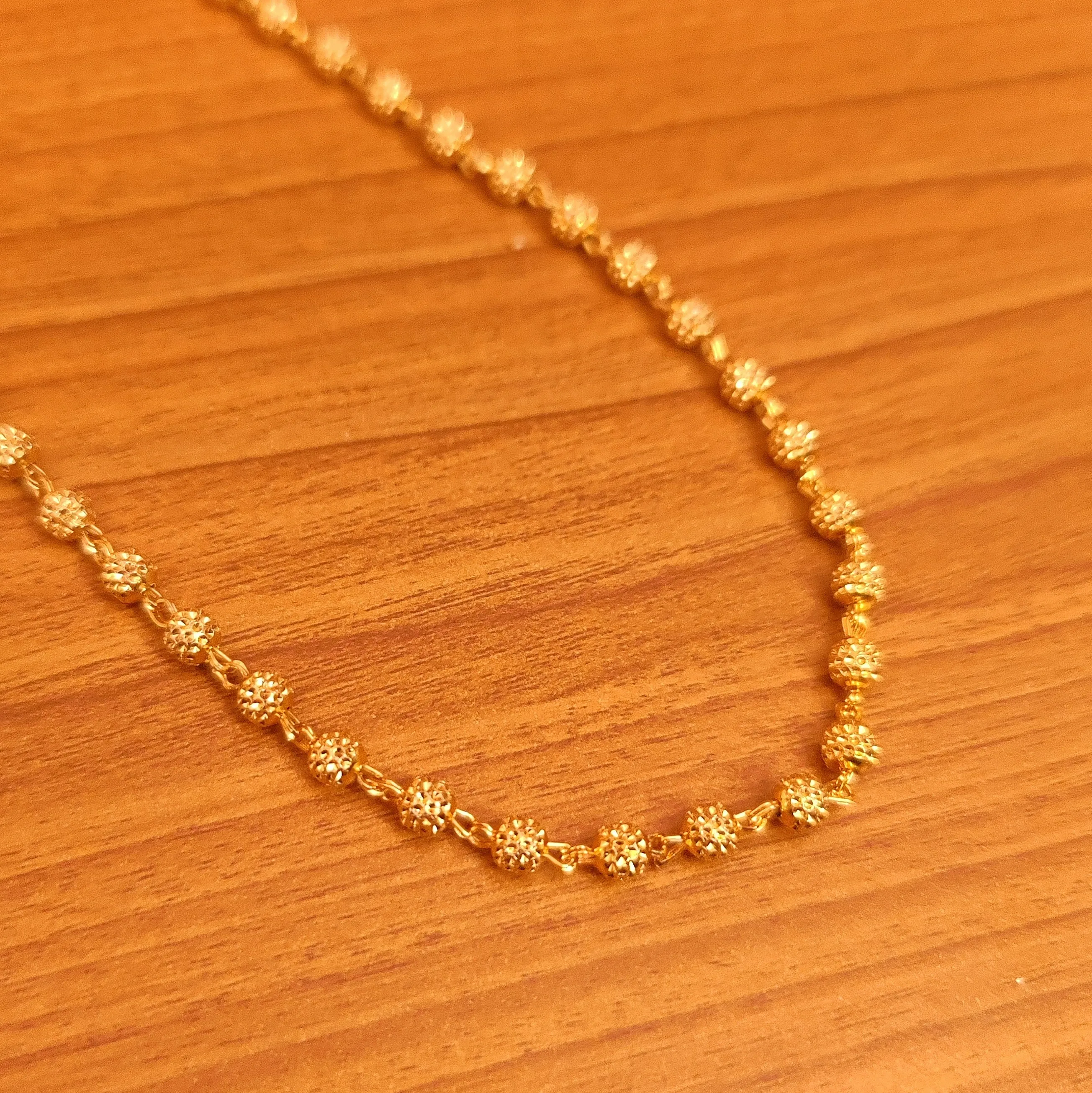 GOLD LOOK TEXTURED LOOK BEAD NECKLACE
